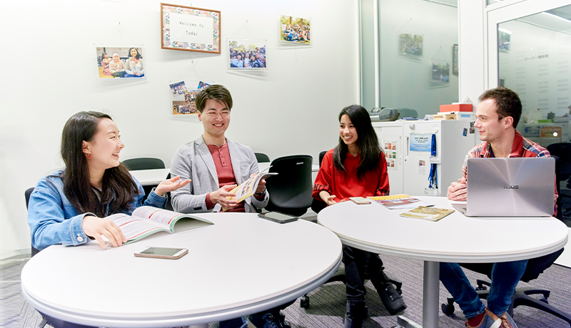 ag电竞真人下载官网 ホワイトは特に４クォーターチームの１８点のうち１３点を一人入れて親情チームを鳴らした